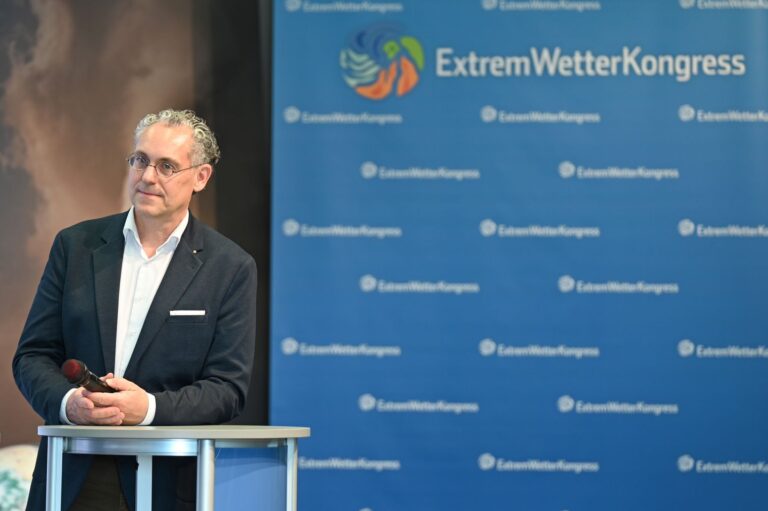 Die Experten befürchten, dass es in Zukunft mehr Hitzewellen und heftigere Sturmfluten geben wird. Foto: David Hammersen/dpa