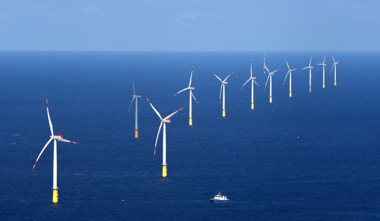 Ein Schiff soll in der Nähe des Offshore-Windparks «DanTysk» in Seenot geraten sein. (Symbolbild) Foto: Christian Charisius/dpa