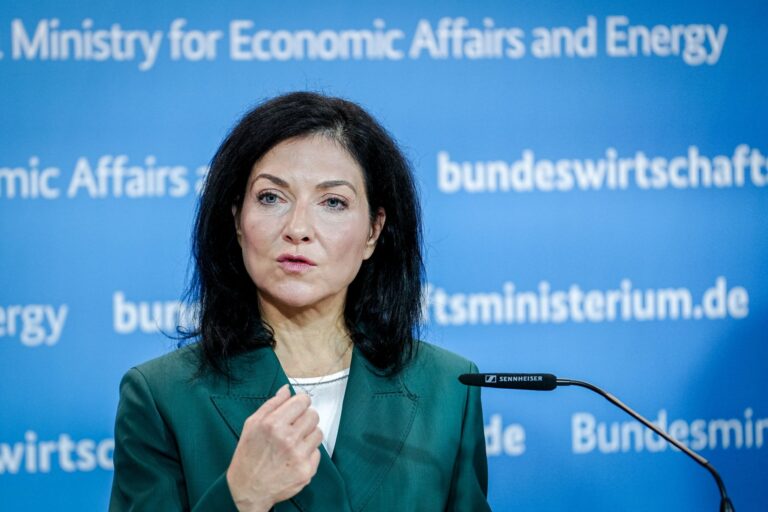 Ministerin Reiche will bei der Energiewende die Kosten auf den Prüstand stellen. Foto: Kay Nietfeld/dpa
