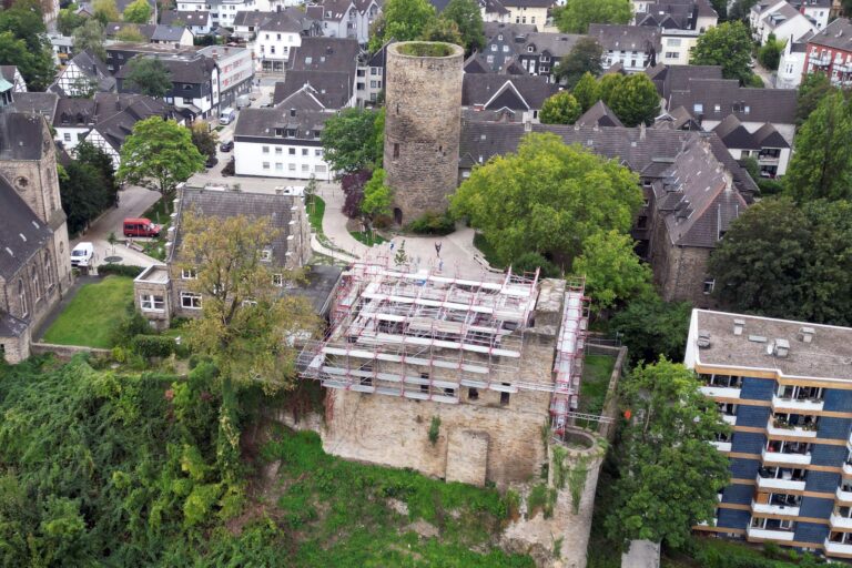 Noch stehen Gerüste an der Burgruine in Wetter - bis zur Internationalen Gartenschau 2027 soll sie für Besucher zugänglich gemacht werden. Foto: Federico Gambarini/dpa