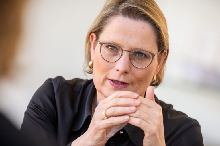 Justizministerin Stefanie Hubig (SPD) will Umweltschutzversprechen in der Werbung nicht mehr einfach so durchgehen lassen. (Archivbild) Foto: Michael Kappeler/dpa