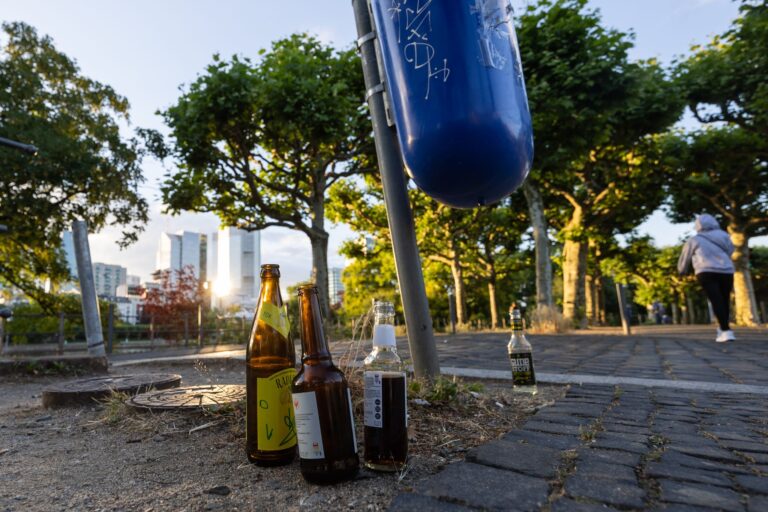 Leere Bier- und Limonadenflaschen gehören in Deutschland zunehmend zum Stadtbild. (Archivbild) Foto: Hannes P. Albert/dpa