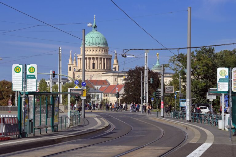 Die Lange Brücke in Potsdam ist eine wichtige Verkehrsachse. (Archivbild) Foto: Soeren Stache/dpa-Zentralbild/dpa