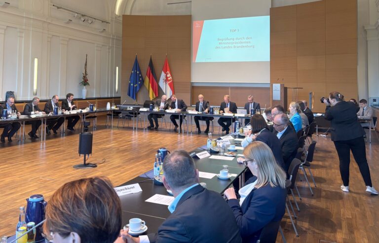 Bei der Industriekonferenz Brandenburg sprechen die Unternehmen mit der Landesregierung über die Lage in der Wirtschaftskrise. (Archivbild) Foto: Oliver von Riegen/dpa