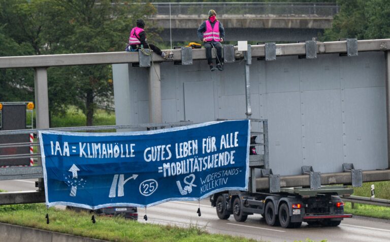 Mit einer Straßenblockade auf der Autobahn A9 in München protestierten Umweltaktivisten im morgendlichen Berufsverkehr gegen die Internationale Automobil-Ausstellung (IAA). Foto: Peter Kneffel/dpa