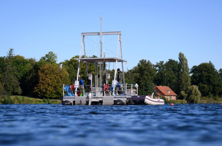 Eine spezielle Bohrplattform schwimmt auf dem Heiligen See in Potsdam. Forscher entnehmen dort Sedimentkerne - also zylindrische Proben von Ablagerungen - aus der Tiefe des Gewässers.  Foto: Bernd von Jutrczenka/dpa