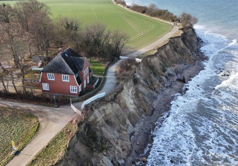 Das seit mehr als einem Jahr geschlossene Jugendfreizeitheim «Haus Seeblick» am Brodtener Ufer droht in die Ostsee zu stürzen, weil die Abbruchkante immer näher rückt. Jetzt hat Lübeck das Haus unter Denkmalschutz gestellt. Foto: Marcus Brandt/dpa