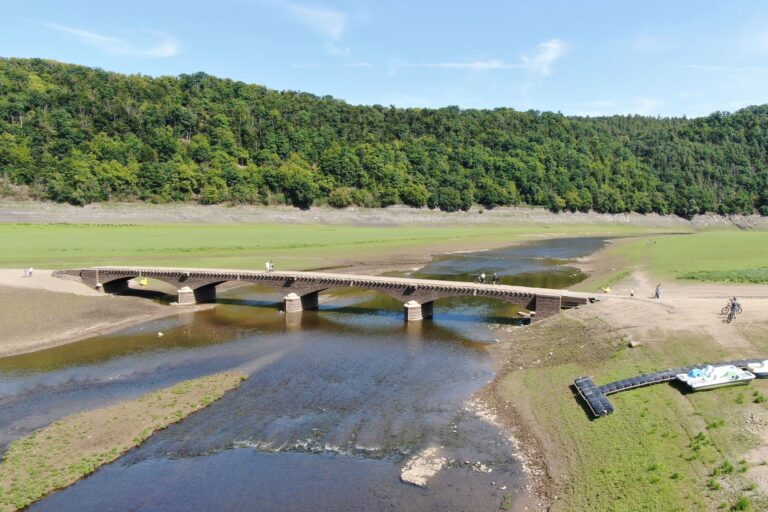 Wenn der Wasserstand im Edersee sinkt, tauchen die versunkenen Dörfer vom Edersee-Atlantis wieder auf. (Archivbild) Foto: Christian Butt/dpa