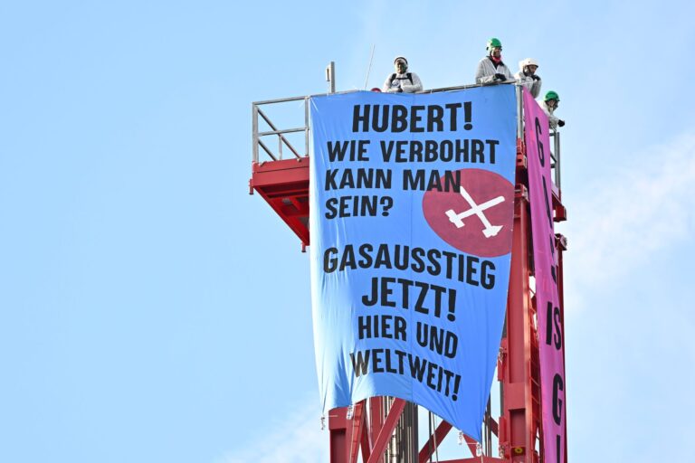 Die Bohrung ist auch vor Ort umstritten.  Foto: Uwe Lein/dpa