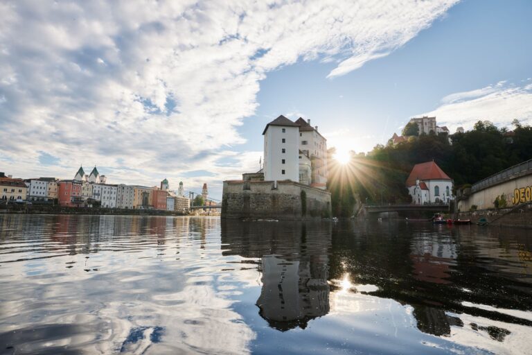 Die Passauer Altstadt ist ein beliebtes Ziel für Flusskreuzfahrten (Symbolbild)   Foto: Tobias Köhler/dpa