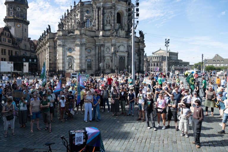 Am Schlossplatz versammelten sich die Teilnehmer zur Auftaktkundgebung. Foto: Sebastian Kahnert/dpa