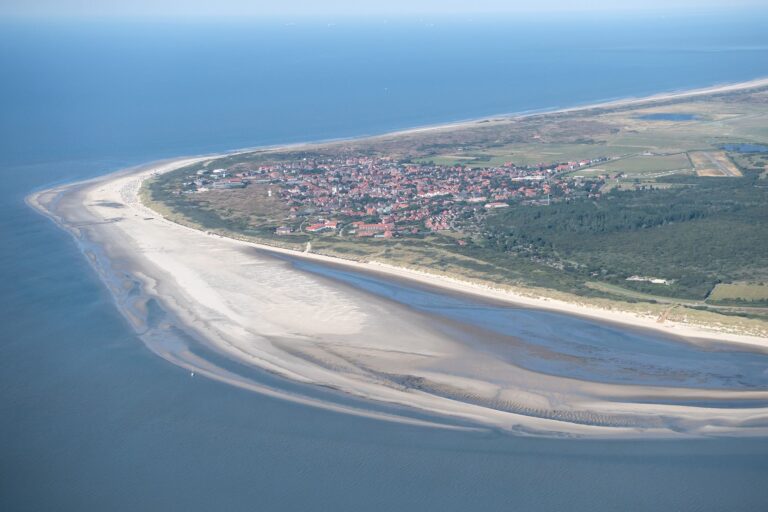 «Wir haben es selbst in der Hand, uns anzupassen», sagt ein Forscher mit Blick auf den steigenden Meeresspiegel und den Küstenschutz. (Symbolbild) Foto: Sina Schuldt/dpa