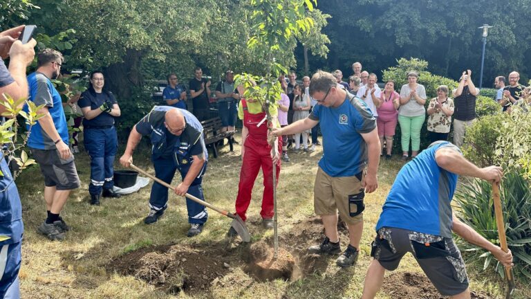 Sachsen ist im Pflanzfieber: Bei der aktuellen Baumpflanzchallenge greifen Feuerwehren, Vereine und Bürgermeister vielerorts zum Spaten.  Foto: Danilo Dittrich/dpa