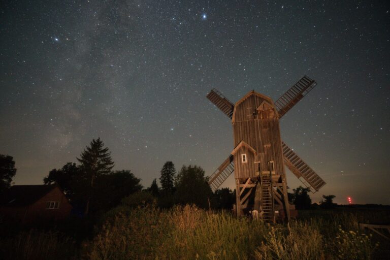 Die Bockwindmühle in Wanzer ist ein beliebtes Motiv für Sternenfotografen. (Archivbild) Foto: Simon Kremer/dpa