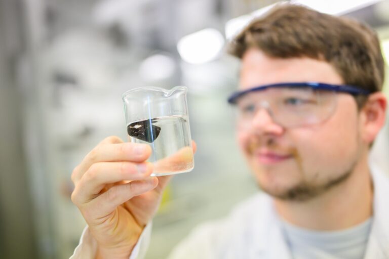 «Im Idealfall bleiben nur Kohlendioxid und Wasser übrig»: Chemiker Dennis Kollofrath hat ein Hydrogel entwickelt, das Mikroplastik aus Gewässern aufnehmen und zersetzen kann. Foto: Julian Stratenschulte/dpa