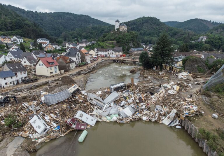 Vier Jahre nach der Flutkatastrophe soll ein neues Landeswassergesetz viel mehr Hochwasserschutz bieten. (Archivbild) Foto: Boris Roessler/dpa