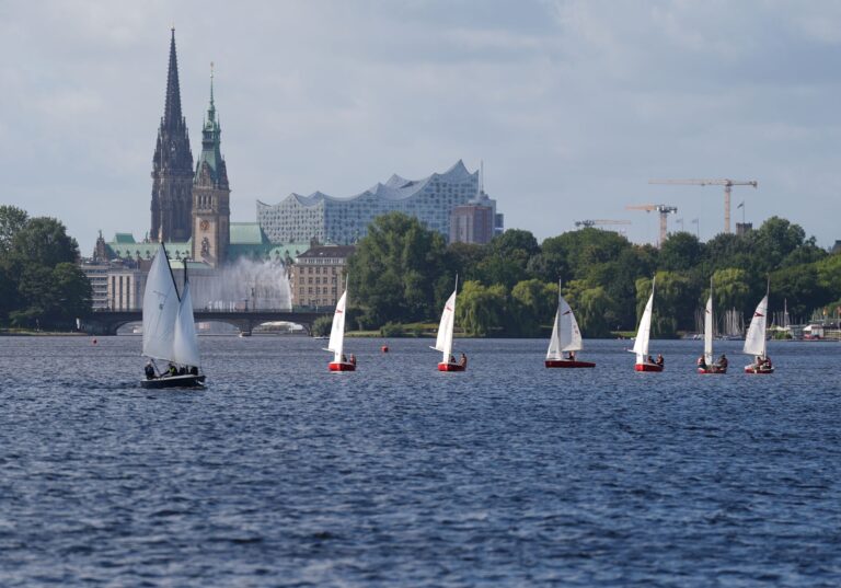 Wenn Hamburg schon 2024 klimaneutral sein will, sind dafür große Anstrengungen nötig, sagt ein Gutachten. Foto: Marcus Brandt/dpa