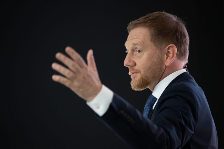 Sachsens Ministerpräsident Kretschmer kritisiert das geplante Aus für Benzin- und Dieselautos scharf. (Archivbild) Foto: Sebastian Kahnert/dpa