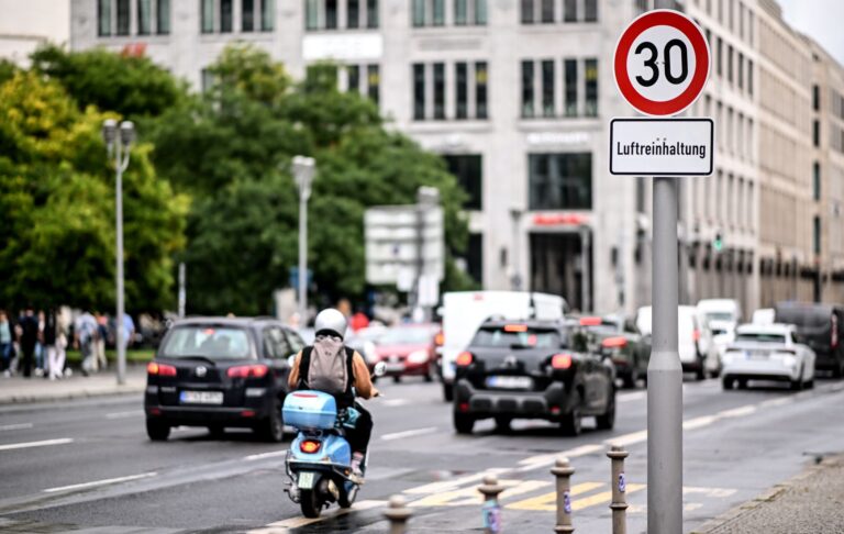 An der Leipziger Straße gilt aus Gründen der Luftreinhaltung Tempo 30. Foto: Britta Pedersen/dpa