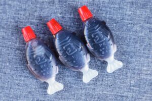 Die kleinen Fischchen mit Sojasoße gehören in Sushi-Läden weltweit zum Angebot – aber sie schaden der Umwelt. (Symbolbild)