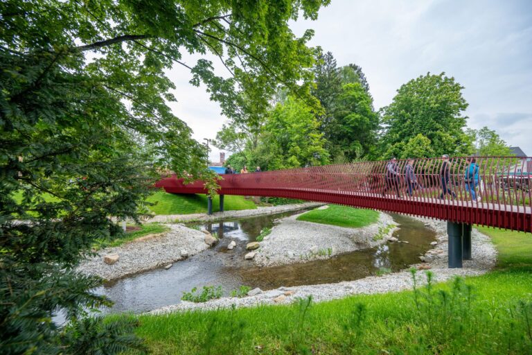 Passend zum Further Freilichtspiel «Drachenstich» ist das Brückengeländer laut Veranstaltern in «drachenblutrot» gestaltet. Foto: Armin Weigel/dpa