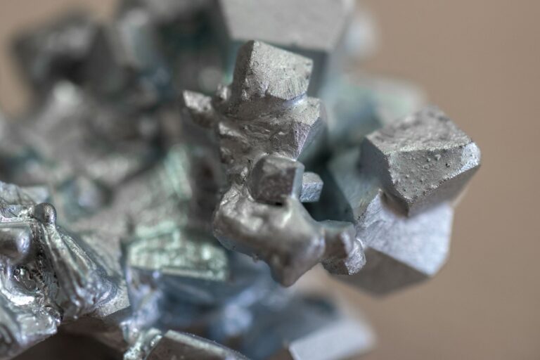 In Freiberg gewinnt eine Pilotanlage das strategisch wichtige Element Gallium zurück (Symbolbild). Foto: Hendrik Schmidt/dpa