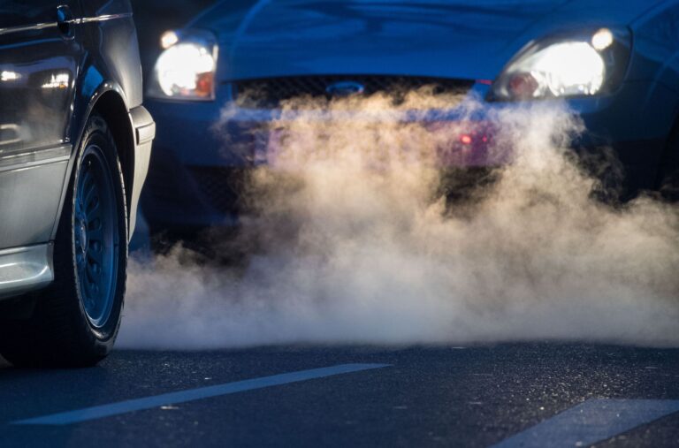 Das für 2035 geplante Verbrenner-Aus für Neuwagen findet wenig Zustimmung in Deutschland. (Symbolbild) Foto: Marijan Murat/dpa