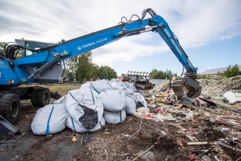 Eine deutsche Abfallfirma soll illegal Müll entsorgt haben, der nun vom Freistaat Bayern zurückgeholt werden muss. (Archivlbild) Foto: Pryèek Vladimír/CTK/dpa