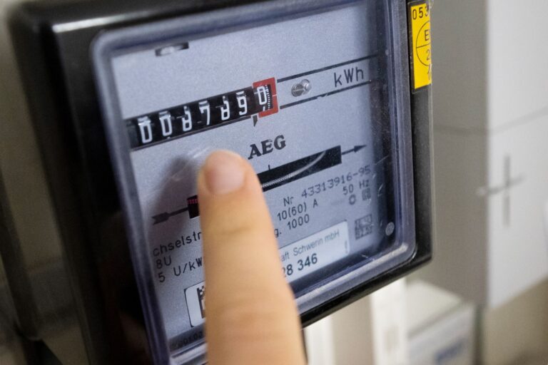 Um den Stromverbrauch zu senken, ist es hilfreich, Stromfresser im Haushalt zu identifizieren. Foto: Philip Dulian/dpa