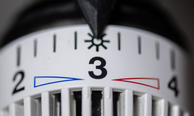 Das Thermostat einer Heizung steht auf Stufe drei, das entspricht rund 20 Grad Raumtemperatur - in vielen Ministerien Höchsttemperatur (Symbolfoto) Foto: Hendrik Schmidt/dpa