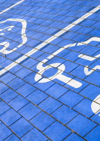 Elektroautos machen weltweit einen immer höheren Anteil der Neuzulassungen aus. (Symbolbild) Foto: Julian Stratenschulte/dpa