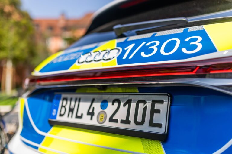 Im Gegensatz zu Thüringen sind in Baden-Württemberg bereits elektrisch angetriebene Autos im Streifendienst im Einsatz. (Archivbild) Foto: Philipp von Ditfurth/dpa