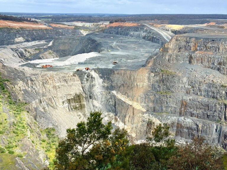 Der Blick  auf die riesige Greenbushes-Mine ist atemberaubend. Foto: Carola Frentzen/dpa