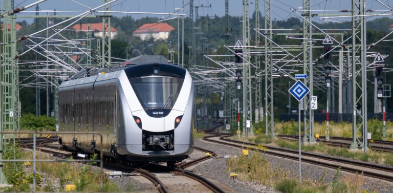 Zwischen Leipzig und Chemnitz rollt bald ein Zug, der ohne Diesel auskommt (Archivbild) Foto: Hendrik Schmidt/dpa