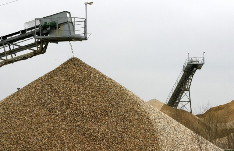 Der Streit um den Abbau von Sand und Kies am Niederrhein ist vor dem OVG ein Dauerthema. (Archivbild) Foto: Roland Weihrauch/dpa