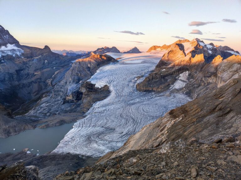 Der Gletscher Claridenfirn im Schweizer Kanton Glarus war im September 2025 komplett schneefrei. Foto: Matthias Huss/Glamos Gletschermessnetz/Akademie der Naturwissenschaften Schweiz (SCNAT)/dpa