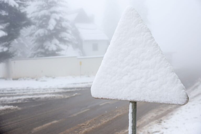 Einige Prognosen warnen vor einem Jahrhundertwinter - doch lässt sich so etwas überhaupt vorhersagen? (Symbolbild) Foto: Armin Durgut/AP/dpa