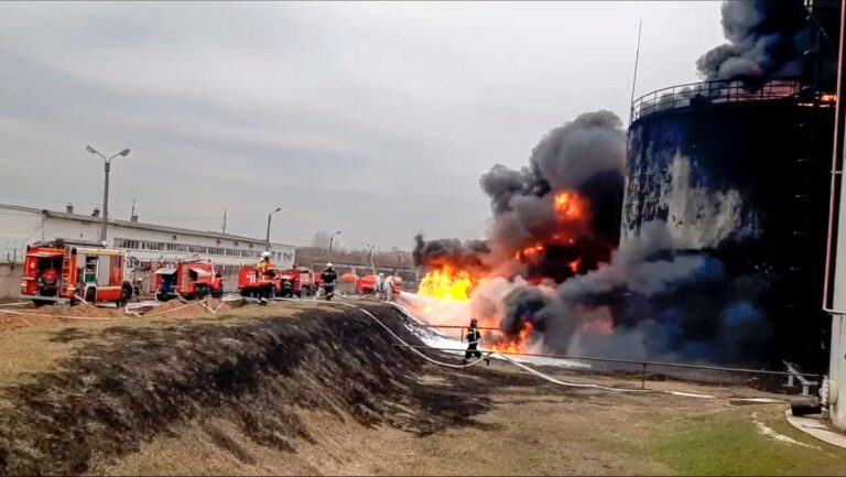 Die Feuerwehr löscht ein in  Brand geratenes Öldepot in Russland. (Archivbild) Foto: Uncredited/Russian Emergency Ministry Press Service/AP/dpa