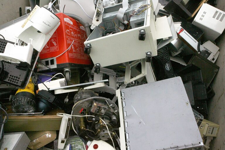 Alte Computer und sonstiger Elektroschrott liegen in einem Container zur Abfallentsorgung. (Illustration) Foto: Frank Mächler/dpa