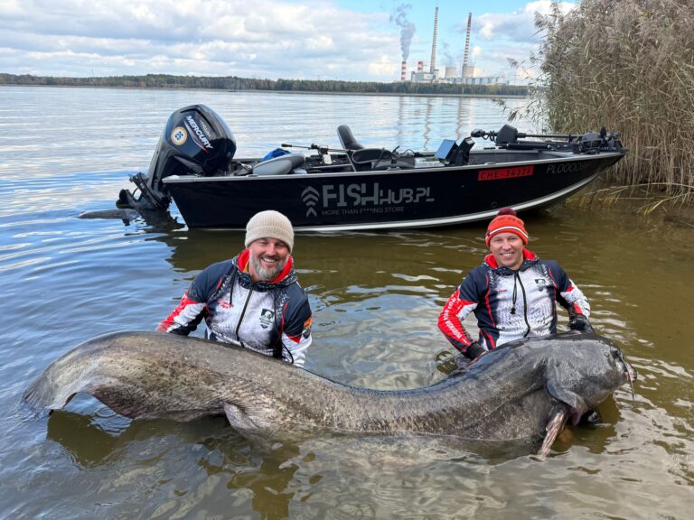 Zwei Angler in Polen haben einen fast drei Meter langen Wels gefangen. (Foto Handout) Foto: Polska Akademia Wedkarska/dpa