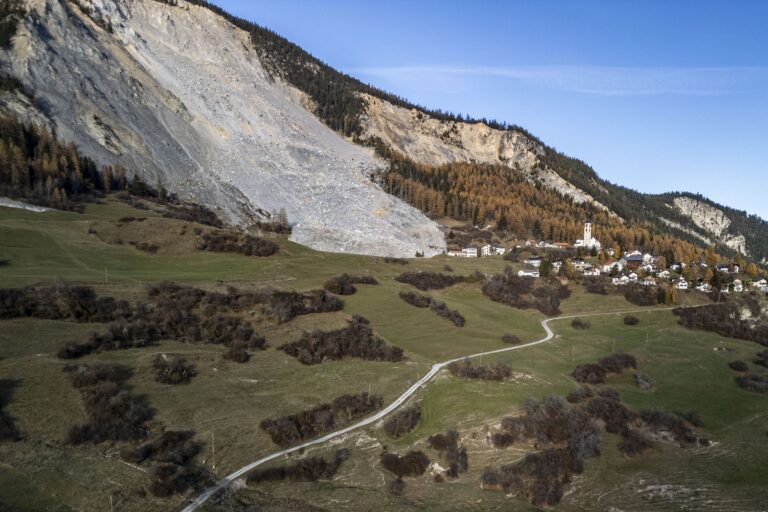 Nur noch 30 von 90 Einwohnern halten an ihrem Dorf Brienz fest. (Archivbild) Foto: Til Buergy/KEYSTONE/dpa