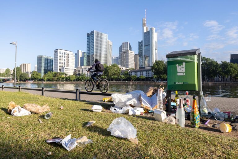 Künftig sollen die Bürgerinnen und Bürger der Mainmetropole mehr aufs Thema Abfall achten. (Symbolbild) Foto: Hannes Albert/dpa