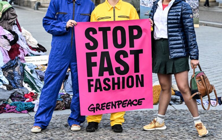 Die Umweltschützer wollen mit der Kunst-Aktion ein Zeichen gegen Müllberge aus Klamotten setzen, für die sie die Modeindustrie mitverantwortlich machen. Foto: Jens Kalaene/dpa