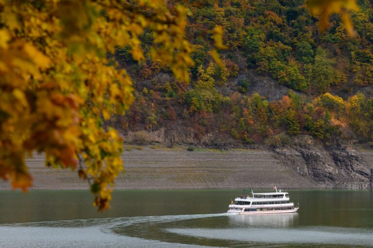 Die Schiffstouren werden wegen des Niedrigwassers kürzer. Foto: Swen Pförtner/dpa