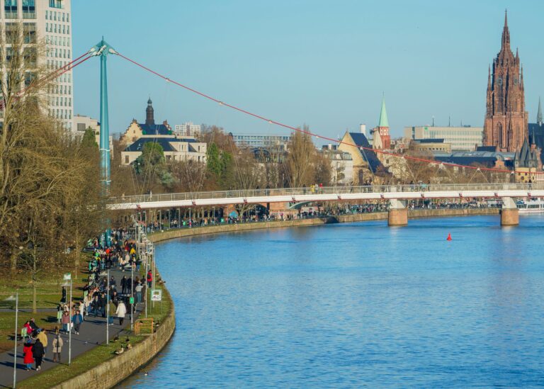 Das Mainufer zählt zu den beliebtesten Grünflächen in Frankfurt. (Archivbild) Foto: Andreas Arnold/dpa