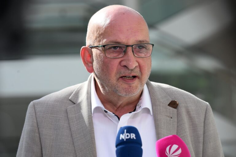 Bahnt sich in der rot-grünen Koalition ein Streit ums Verbrenner-Aus an? Grünen-Fraktionschef Schulz-Hendel beschwört Einigkeit. Foto: Shireen Broszies/dpa