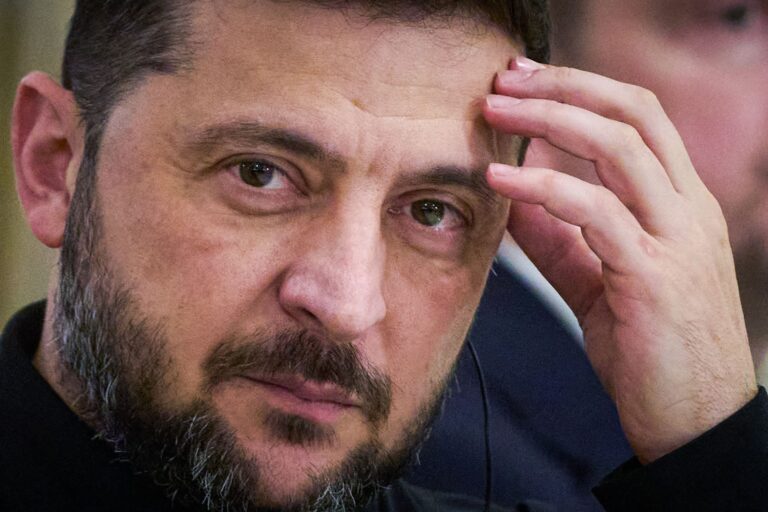 Nach Angaben von Selenskyj wurde nach den schweren Luftangriffen in der Nacht nun am Tag ein weiteres Kraftwerk angegriffen. (Archivbild) Foto: Efrem Lukatsky/AP/dpa