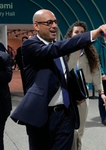 UN-Klimachef Simon Stiell sieht die internationale Gemeinschaft bei der Bekämpfung des Klimawandels auf Kurs, kritisiert aber die unzureichende Geschwindigkeit. (Archivbild) Foto: Rafiq Maqbool/AP/dpa