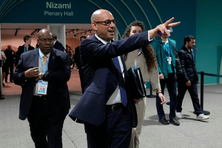 UN-Klimachef Simon Stiell sieht die internationale Gemeinschaft bei der Bekämpfung des Klimawandels auf Kurs, kritisiert aber die unzureichende Geschwindigkeit. (Archivbild) Foto: Rafiq Maqbool/AP/dpa