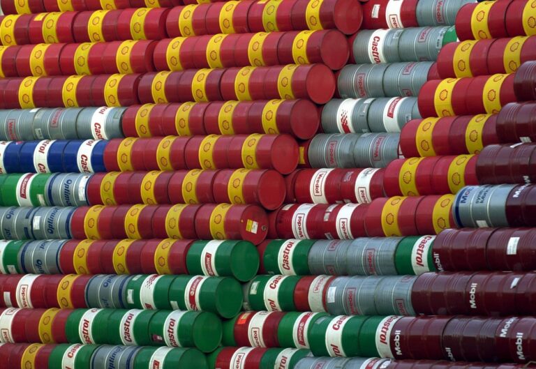 Das Überangebot an Öl steigt, während die Nachfrage zurückgeht. (Archivfoto) Foto: Kay Nietfeld/dpa